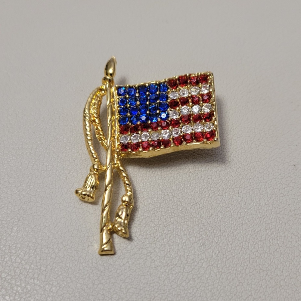 Vintage Unsigned Rhinestone Gold Tone American Flag Pole Tassels Brooch‎ Pin